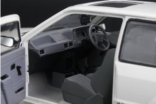 Ford Escort RS1600i, 1984 diamond white RHD SunStar Metallmodell 1:18